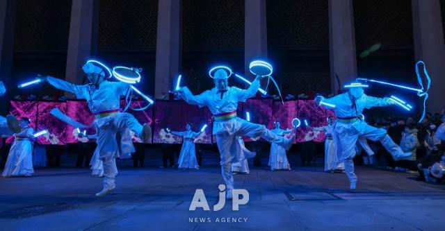 12일 서울 중구 광화문에서 공연이 펼쳐지고 있다 이날 서울윈터페스타 통합 개막식이 열렸다