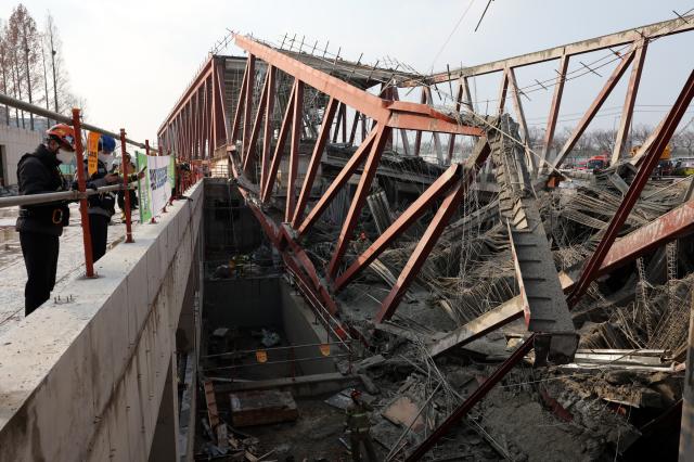 11일 오후 광주 서구 치평동 광주대표도서관 건립공사장에서 붕괴 사고가 발생해 소방대원들이 매몰자 구조 작업을 벌이고 있다 20251211 사진연합뉴스