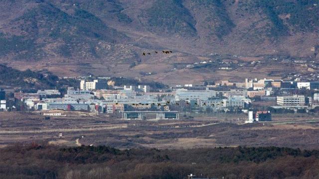 지난 11월 18일 경기도 파주시 접경지에서 바라본 서부전선 비무장지대DMZ와 개성공단 일대에서 철새들이 남북을 가르며 날아 가고 있다 사진연합뉴스 
