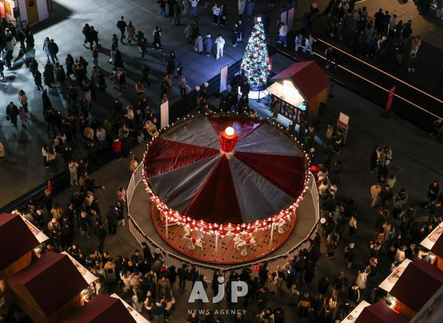 12일 서울 중구 광화문 광장에 설치된 광화문마켓 근처에서 회전목마가 돌아가고 있다 AJP Yoo Na-hyun