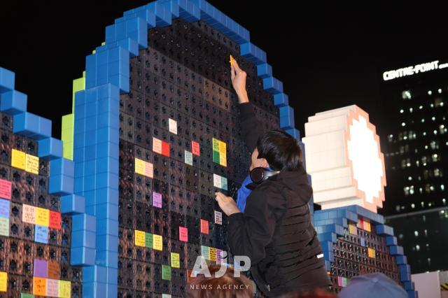 12일 서울 종로구 광화문광장 일대 마련된 일월 오봉도 소원벽에 시민들의 소망 메시지가 적혀있다 AJP Yoo Na-hyun