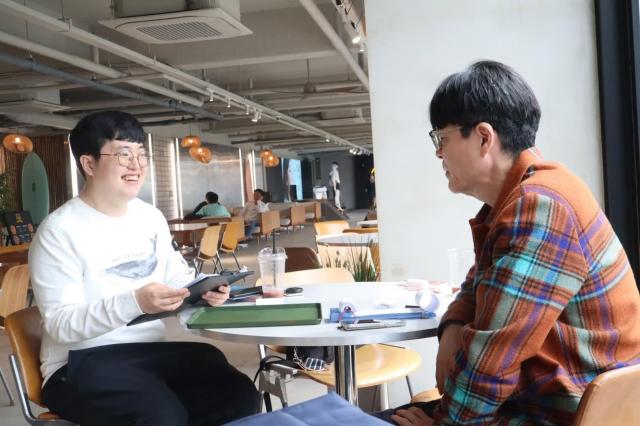 인터뷰 장면 사진 김호이 기자