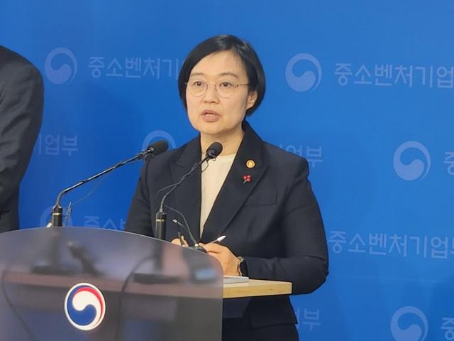 한성숙 중소벤처기업부 장관이 17일 오후 세종 중기부 청사에서 내년도 업무보고 브리핑을 하고 있다 사진중기부