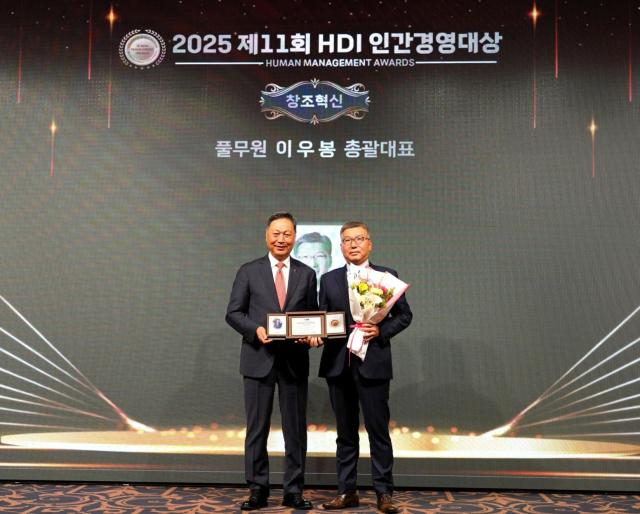 이우봉 총괄CEO오른쪽가 전년도 수상자인 BYN블랙야크그룹 강태선 회장왼쪽과 기념 촬영을 하고 있다 사진풀무원