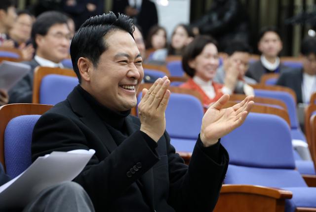 장동혁 국민의힘 대표가 17일 국회에서 열린 정책 의원총회에서 손뼉 치고 있다 사진연합뉴스