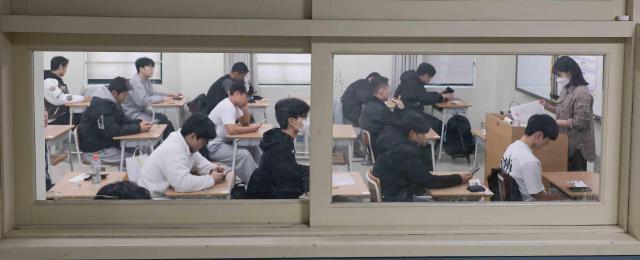 Students prepare for the 2026 College Scholastic Ability Test CSAT at Yongsan High School in Seoul on Nov 13 2025 Yonhap