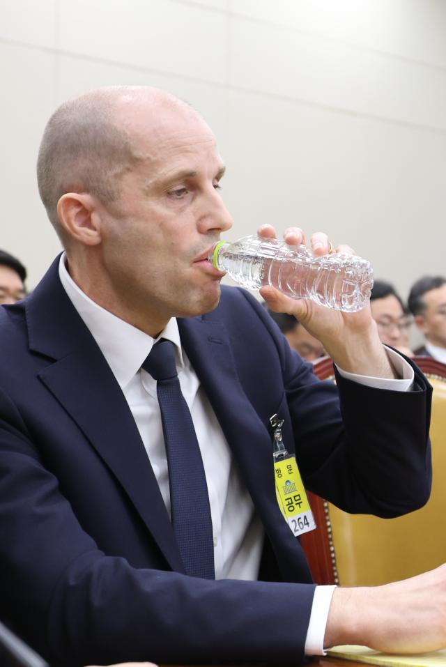 물 마시는 해롤드 로저스 쿠팡 대표이사사진출처  연합뉴스