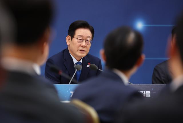 이재명 대통령이 17일 정부세종컨벤션센터에서 열린 산업부·지식재산처·중소벤처기업부 업무보고에서 발언하고 있다사진연합뉴스