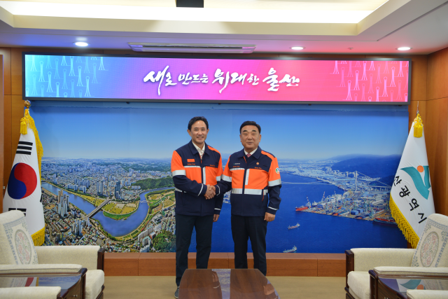 고려아연 국내 채용규모 2배 확대…온산제련소 고도화 박차_최윤범 회장 김두겸 울산시장에 미국제련소 계획과 시너지 설명 사진고려아연