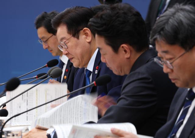 자료 살펴보는 이재명 대통령
    세종연합뉴스 김도훈 기자  이재명 대통령이 17일 정부세종컨벤션센터에서 열린 산업부·중기부·지재처 업무보고에서 자료를 살펴보고 있다 20251217
    superdoo82ynacokr2025-12-17 125204
저작권자 ⓒ ㈜연합뉴스 무단 전재 재배포 금지 AI 학습 및 활용 금지저작권자 ⓒ ㈜연합뉴스 무단 전재 재배포 금지 AI 학습 및 활용 금지