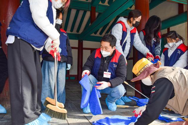 현대모비스 임직원과 가족들이 경남 창원에 위치한 진해현 관아에서 목조건축물 먼지제거 활동 건물 내외 청소 등 문화재 보존 활동을 진행하고 있다 사진현대모비스