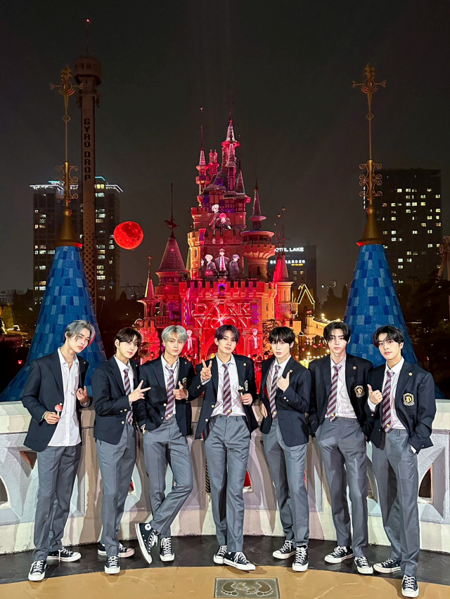 '다크문'으로 롯데월드와 협업한 그룹 엔하이픈 [사진=하이브]