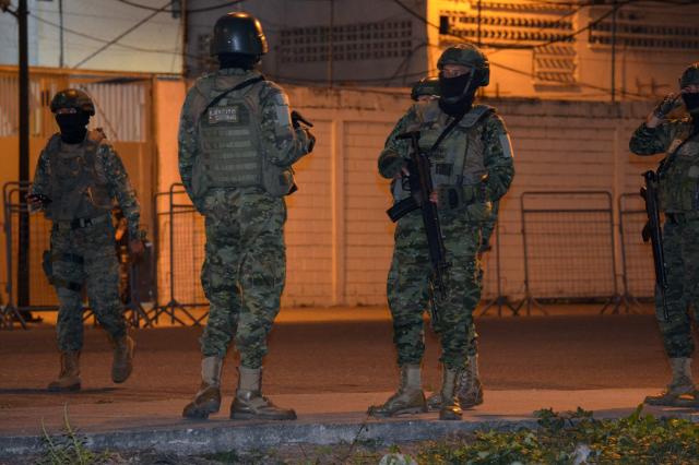 7일현지시간 에콰도르 마찰라 교도소 밖에서 군 병력들이 경계를 서고 있다 사진AFP연합뉴스