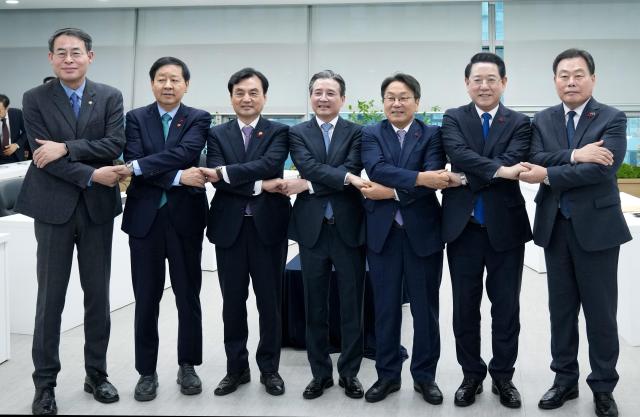 김영록 전라남도지사가 17일 광주에서 열린 ‘광주 군 공항 이전 6자 협의체’ 회의를 마친 뒤 김용범 대통령실 정책실장 구윤철 기획재정부장관 안규백 국방부장관 강희업 국토교통부2차관 강기정 광주광역시장 김산 무안군수와 공동 기자회견을 갖고 기념촬영을 하고 있다사진전남도