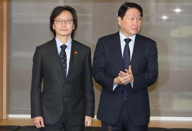 주병기 공정거래위원장왼쪽과 최태원 대한상공회의소 회장이 18일 서울 중구 대한상의 챔버라운지에서 열린 공정거래위원장 초청 간담회에서 기념촬영을 하기 위해 서 있다 사진연합뉴스