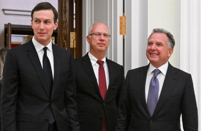 지난 2일현지시간 러시아서 만난 미국 측 재러드 쿠슈너왼쪽부터 러시아 측 키릴 드미트리예프 미국 측 스티브 워트코프 사진타스연합뉴스