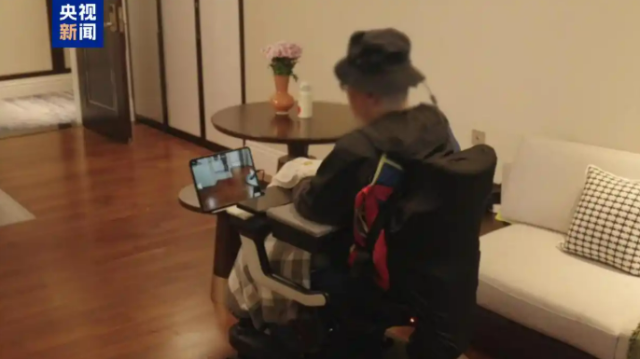 뇌-컴퓨터 인터페이스 기술을 활용해 실험자가 생각만으로 휠체어를 조종하고 있다 사진중국 CCTV 캡처 화면