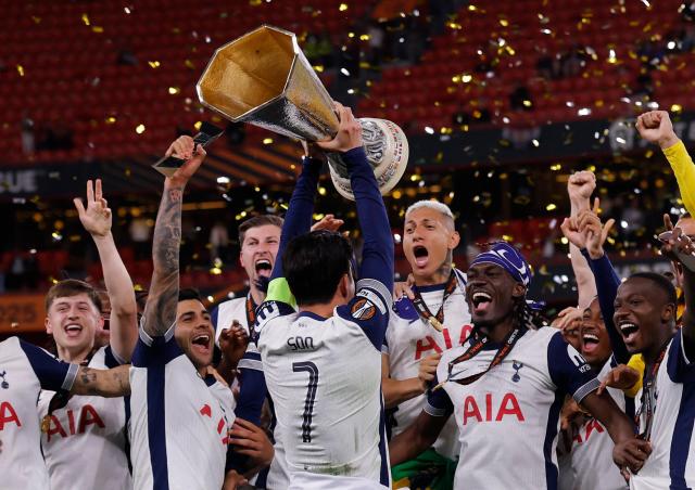 유로파리그 우승컵을 들어올린 손흥민사진로이터 AP AFP EPA 연합뉴스