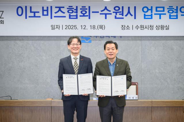 이재준 시장오른쪽과 이노비즈협회 정광천 회장과 협약 후 기념촬영을 하고 있다사진수원시