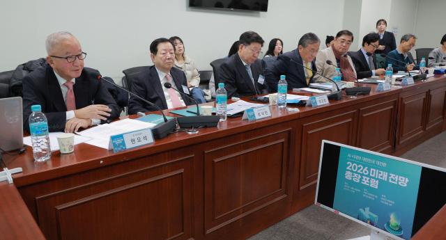 18일 오전 서울 여의도 국회 의원회관에서 열린 2026 미래 전망 총장 포럼에서 참석자들이 총장 좌담회를 갖고 있다 사진 왼쪽부터 현오석 전 경제부총리 겸 기획재정부 장관 성낙인 전 서울대학교 총장 정갑영 전 연세대학교 총장 신성철 전 카이스트 총장 서정희 아주경제 논설고문 20251218사진유대길 기자 dbeorlf123ajunewscom