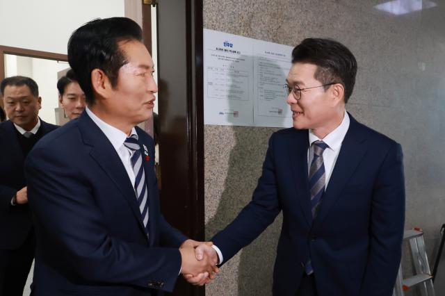 정원오 성동구청장이 18일 국회에서 더불어민주당 정청래 대표와 면담을 마친 뒤 악수하고 있다