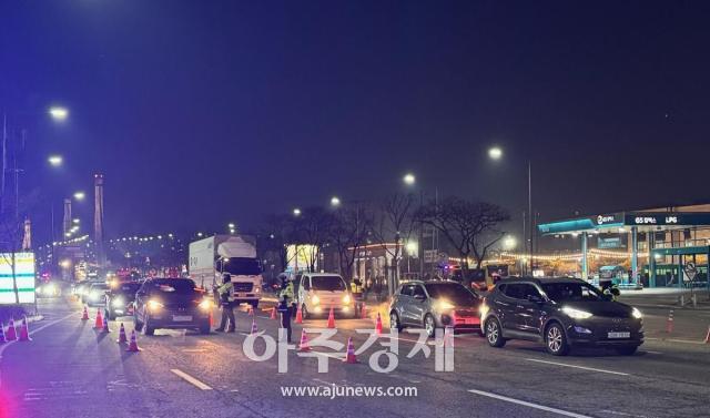 광주경찰청이 18일 새벽 출근하는 차량을 대상으로 음주단속을 벌이고 있다 사진광주경찰청