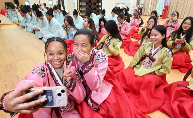 在韩外籍就业人员首破110万人大关 留学生同比激增7成