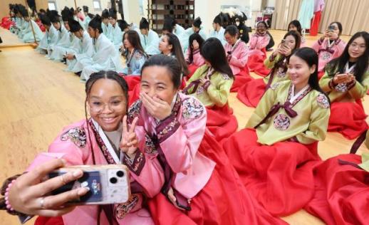 在韩外籍就业人员首破110万人大关 留学生同比激增7成