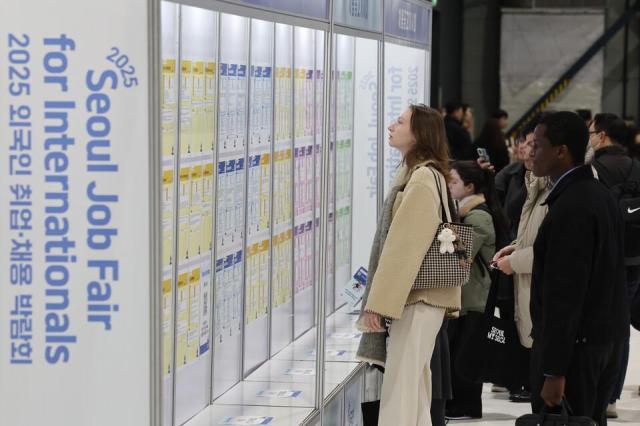 Hội chợ Việc làm và Tuyển dụng Nước ngoài năm 2025 được tổ chức tại SETEC quận Gangnam Seoul vào ngày 20112025 ẢnhYonhap News