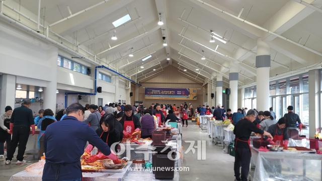 빛고을 김장대전에서 김치를 담그고 있는 시민들 사진광주시