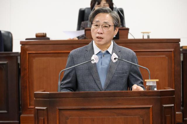 동해시의회가 18일 제357회 제2차 정례회 제4차 본회의를 진행하고 있다 사진는 정동수 의원이 연설하는 장면 사진동해시의회