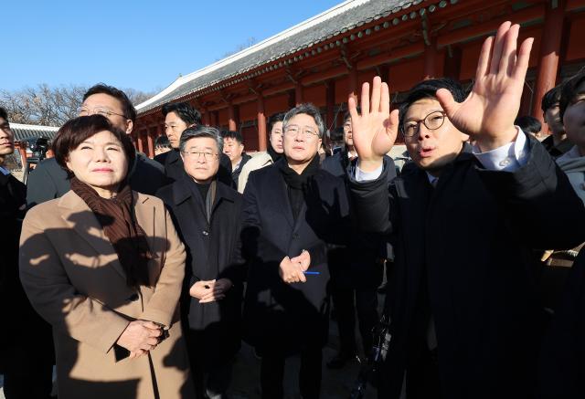 김병민 서울시 정무부시장이 국민의힘 소속 국회 문화체육관광위원회 위원들과 함께 18일 서울 종묘를 방문했다 사진연합뉴스