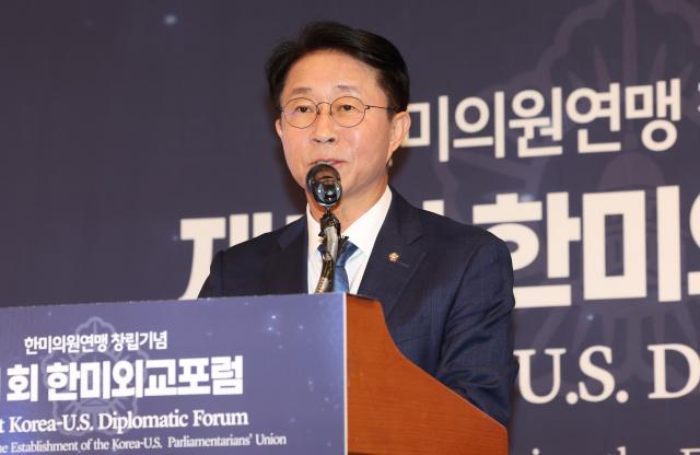 환영사 하는 조정식 의원
    서울연합뉴스 이진욱 기자  20일 서울 중구 롯데호텔에서 열린 한미의원연맹 창립기념 제1회 한미외교포럼에서 한미의원연맹 공동회장인 더불어민주당 조정식 의원이 환영사를 하고 있다