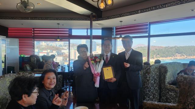 묵호노인종합복지관이 김기하 도의원에게 감사패를 전달하고 있다 사진묵호노인종합복지관