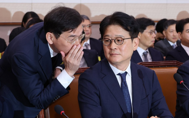 지난 2024년 10월 18일 국회 법제사법위원회의 서울고검 수원고검 서울중앙지검 등에 대한 국정감사에서 이창수 중앙지검장오른쪽과 조상원 4차장이 대화하고 있다 사진연합뉴스