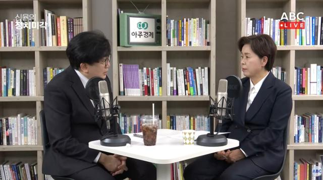 [18일 아주경제 유튜브 채널 '아주ABC'의 시사프로그램 '신율의 정치미각'에 출연한 신율 명지대 교수(좌) 양향자 국민의힘 최고위원(우)]