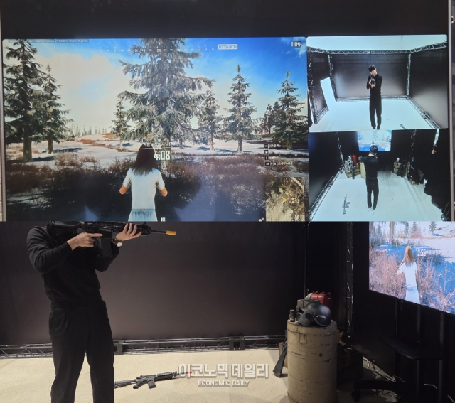 한 방문객이 펍지 AI 몸배그 체험를 체험하고 있다 사진류청빛 기자