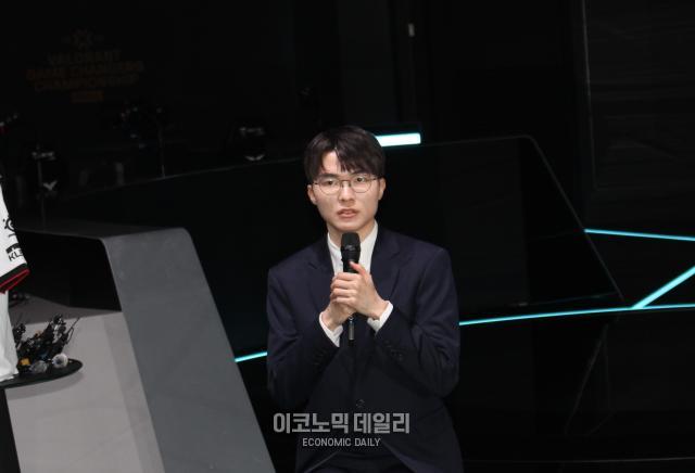 페이커 이상혁이 18일 서울 종로구 롤파크 LCK리그 오브 레전드 챔피언스 코리아 아레나에서 열린 기자 간담회에서 기자들의 질문에 답변하고 있다사진선재관 기자