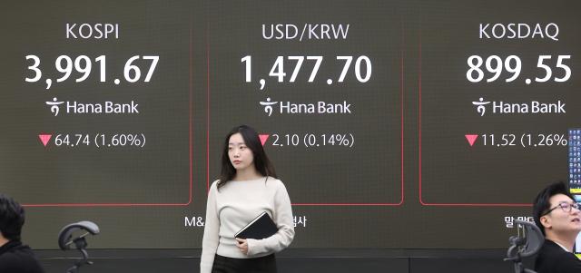 18일 오전 서울 중구 하나은행 본점 딜링룸 사진연합뉴스