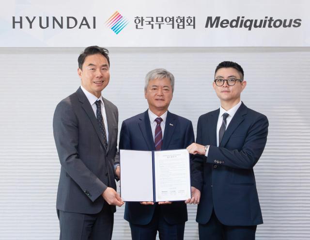 18일 오전 서울 강남구 트레이드타워에서 진행된 ‘K-프리미엄 소비재 글로벌 대형유통망 진출사업’ 추진을 위한 업무협약MOU 체결식에서 정지영 현대백화점 사장왼쪽과 이인호 한국무역협회 부회장가운데 이두진 메디쿼터스 대표가 기념사진을 찍고 있다 사진현대백화점