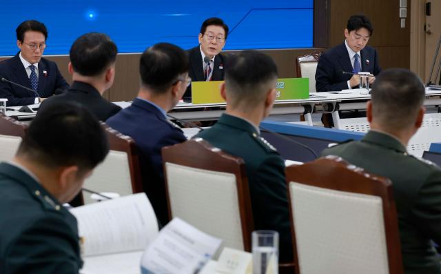 이재명 대통령이 18일 서울 용산구 국방부에서 열린 국방부·국가보훈부 업무보고에서 발언하고 있다사진연합뉴스