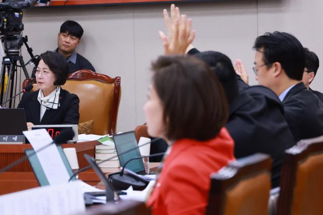 18일 국회 법제사법위원회 전체회의에서 국민의힘 나경원 의원 등 법사위원들이 정보통신망법 개정안 등에 관한 대체토론 발언권을 얻기 위해 손을 들고 있다사진연합뉴스