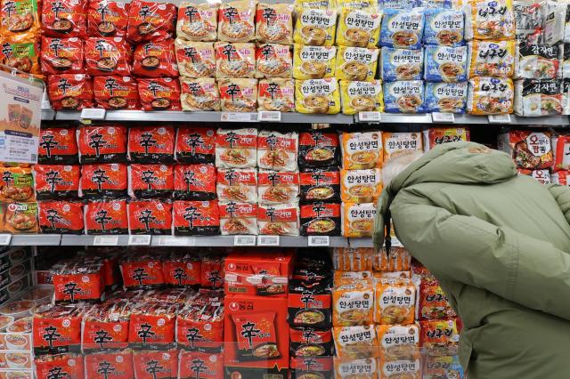 서울 한 대형마트의 라면 매대 사진연합뉴스