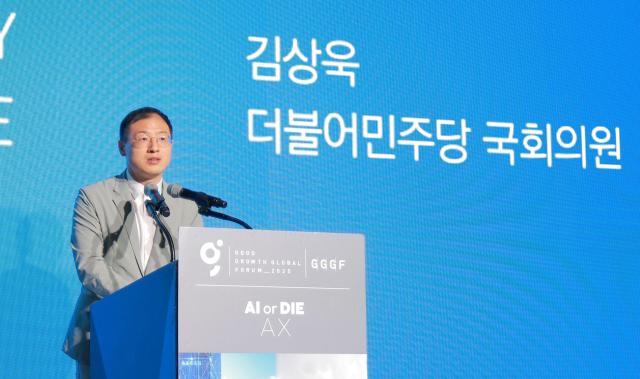 김상욱 더불어민주당 국회의원이 24일 오후 서울 중구 더플라자 호텔에서 인공지능 아니면 죽음AI or Die이라는 주제로 열린 제17회 착한 성장 좋은 일자리 글로벌포럼2025 GGGF에서 축사를 하고 있다 20250924사진유대길 기자 dbeorlf123ajunewscom