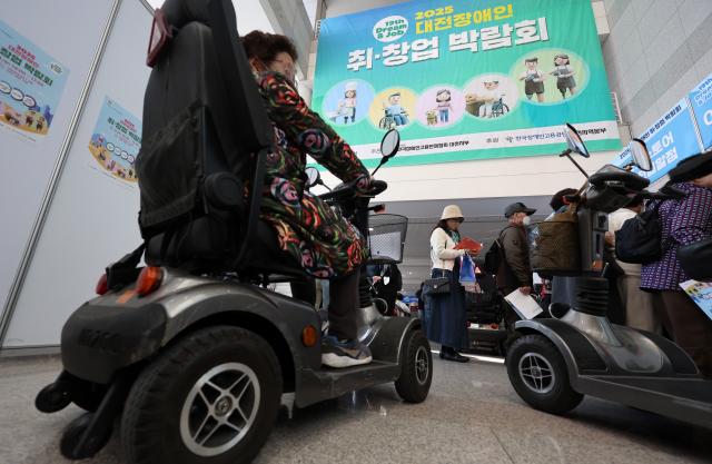 지난달 4일 오후 대전시 서구 둔산동 대전시청에서 열린 2025 대전 장애인 취·창업박람회에서 구직자들이 참가 기업을 확인하기 위해 이동하고 있다 사진연합뉴스