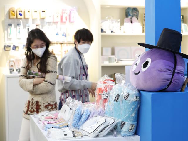 11월 23일 서울 중구 동대문디자인플라자에서 열린 2025 대한민국 관광기념품 박람회에서 참관객들이 상품을 둘러보고 있다사진연합뉴스