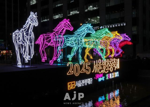 12일 서울 종로구 청계천에서 서울빛초롱축제가 개막한 가운데 팔마 조각이 청계광장 앞에 위치해있다 AJP Yoo Na-hyun