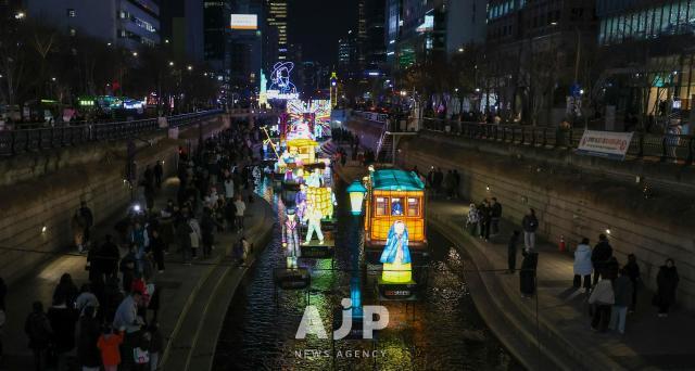 12일 서울 종로구 청계천에서 서울빛초롱축제가 개막했다 AJP Yoo Na-hyun
