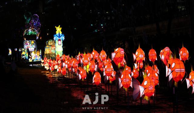 12일 서울 종로구 청계천에서 서울빛초롱축제가 개막했다 AJP Yoo Na-hyun