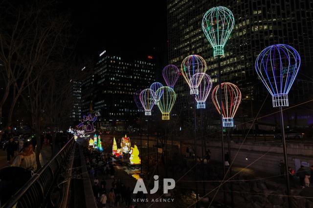12일 서울 종로구 청계천에서 서울빛초롱축제가 개막했다 AJP Yoo Na-hyun